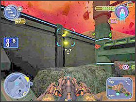 Są one oznaczone niebieskimi strzałkami na Twoim radarze i niebieskimi nawiasami na ekranie. Leć jak najszybciej i zbieraj flagi, możesz też rozwalić lidera drużyny przeciwnej i zabrać mu jego flagi. - Solucja 15 - Scrapland - poradnik do gry