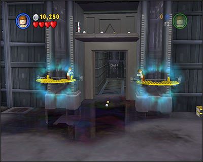 Wskocz na jedną z żółtych platform w początkowej sali, by użyć Mocy na drugiej - przy jednoczesnym, symetrycznym wsparciu ze strony partnera - [E1] Chapter 6 - Kanistry 1-3 - LEGO Star Wars - poradnik do gry