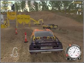 Na Brads Pit Crash występuje nieco odmienny szuter, aniżeli na trasie poprzedniej - Bronze Class (1) | Trasy | FlatOut - FlatOut - poradnik do gry