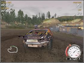 Zaraz po pierwszym zakręcie znajduje się plac budowy, pokonujemy go przejeżdżając ostrożnie przez jego środek - Bronze Class (2) | Trasy | FlatOut - FlatOut - poradnik do gry