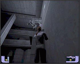 Wyjdź z pomieszczenia, otwórz szafkę i weź broń - - Prison Camp | WORF | Star Trek Deep Space Nine The Fallen - Star Trek Deep Space Nine: The Fallen - poradnik do gry