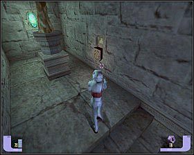 Biegnij cały czas prosto, wejdź na górę (3 kolejnych wrogów), przeskocz na drugą stronę, aż dotrzesz do dobrze już znanej łamigłówki z symbolami - jeśli zapomniałeś na czym polega, to podejdź do drzwi i zapamiętaj kolejność występowania symboli [1] - - Jeraddo Temple | KIRA | Star Trek Deep Space Nine The Fallen - Star Trek Deep Space Nine: The Fallen - poradnik do gry