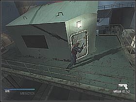 Zignoruj chwilowo zapaloną skrzynię (również zawieszoną na linie) i wróć się do tej, którą próbowałeś unikać nieco wcześniej - Find the emergency radio code (1) | Statek | Cold Fear - Cold Fear - poradnik do gry