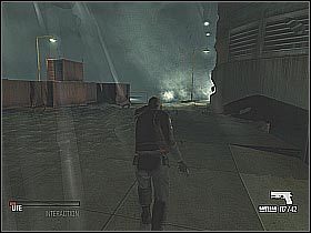 Zwróć uwagę na to, że fale uderzają w określone miejsca budynku w ustalonych odstępach czasowych - Find the medicine cabinet (1) | Platforma | Cold Fear - Cold Fear - poradnik do gry