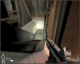 Czerwoni schodzą kilka stopni po schodach w kierunku poziomu, na którym znajdują się garaże - Centrum Samochodowe Victory Imports - Akcja | Misja 5 w SWAT 4 - SWAT 4 - poradnik do gry