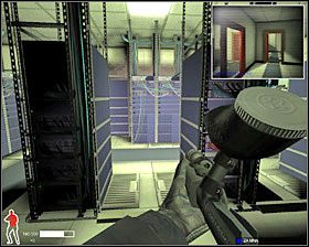 Niebiescy idą kawałek dalej - osłaniając schody prowadzące dalej na górę - Red Library Inc. - Akcja | Misja 6 w SWAT 4 - SWAT 4 - poradnik do gry