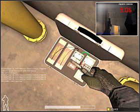 Całą grupą wchodzimy po schodach (oczywiście osłaniając kierunek z góry, który stanowi potencjalne zagrożenie) - Hotel Old Granite - Akcja | Misja 12 w SWAT 4 - SWAT 4 - poradnik do gry