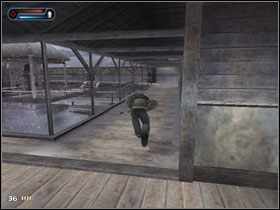 Aktywujemy zdolność Charm i przechodzimy przez korytarz z oknami, za którymi czają się Rosjanie - [Solucja] Etap 14 | Second Sight - Second Sight - poradnik do gry