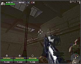 Przed opuszczeniem budynku, podejdź do muru wychodzącego na ulicę z prawej i lekko wychyl się w lewo - Misja 4 | Close Combat First to Fight - Close Combat: First to Fight - poradnik do gry