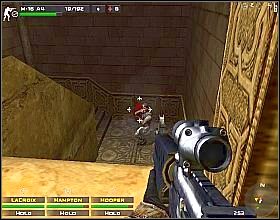 Skorzystaj z apteczek, które znajdziesz w pokoju z prawej, po czym wyjdź drzwiami na tyły budynku - Misja 10 | Close Combat First to Fight - Close Combat: First to Fight - poradnik do gry