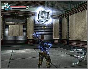 Pierwsze zadanie jest dosyć proste, wystarczy podnieść jedną ze skrzyń znajdujących się przed tobą - Solitary Confinement (1) | Misja 1 | Psi-Ops The Mindgate Conspiracy - Psi-Ops: The Mindgate Conspiracy - poradnik do gry