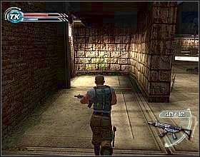 Schowaj się za jedną z pobliskich skrzyni (uważając przy tym na snopy światła z reflektorów) i zrzuć z wież dwóch snajperów - Unfinished Business (1) | Misja 3 | Psi-Ops The Mindgate Conspiracy - Psi-Ops: The Mindgate Conspiracy - poradnik do gry