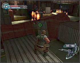 Zaczynasz na placu, ukryty za metalową skrzynią - Assembling The Pieces (1) | Misja 4 | Psi-Ops The Mindgate Conspiracy - Psi-Ops: The Mindgate Conspiracy - poradnik do gry