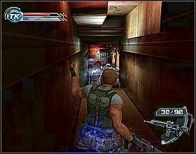 Od razu po rozpoczęciu misji weź apteczkę oraz fiolkę z mocą, znajdującą się z prawej strony, po czym przeskocz za metalowe skrzynie z lewej - Everything Weve Worked For (1) | Misja 6 | Psi-Ops The Mindgate Conspiracy - Psi-Ops: The Mindgate Conspiracy - poradnik do gry