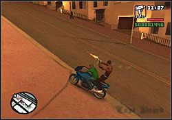 Po krótkiej wymianie zdań między adwersarzami zauważasz, że gospodarz ewakuuje się tylnymi drzwiami i daje nogę na motocyklu - GTA San Andreas: Big Smoke (BS) - Los Santos, solucja, opis przejścia - GTA San Andreas - poradnik do gry