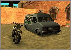 Na parkingu stoi ciężarówka z koksem i motocykl - GTA San Andreas: Triada (czerwony znak Triady) - San Fierro, solucja - GTA San Andreas - poradnik do gry