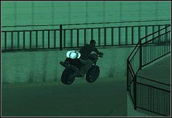 Podjeżdżaj do każdego delikwenta od tyłu i w biegu zabieraj mu paczkę (wciśnij L1) - GTA San Andreas: Jizzy (niebieska czaszka) - San Fierro, solucja, opis przejścia - GTA San Andreas - poradnik do gry