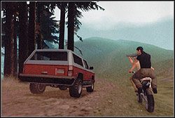 Ruszaj z kopyta w leśną przesiekę i zaliczaj kolejne punkty kontrolne (świetliste czerwone znaczniki), starając się unikać ostrzału z jednośladów - GTA San Andreas: Woozie (W) - San Fierro, solucja, opis przejścia - GTA San Andreas - poradnik do gry