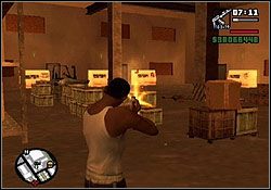 Używając skrzyń jako osłony przebij się w stronę stojących pod ścianą maszyn przemysłowych - GTA San Andreas: Kasyno Triady (żółty znak Triady) - Las Venturas, solucja - GTA San Andreas - poradnik do gry