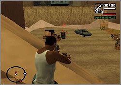 Ochroniarz nie zechce cię przepuścić, więc sprzedaj mu kulkę, kucnij za kwietnikiem i rozpocznij regularną wojnę z armią Forelliego - GTA San Andreas: Mafia (biały kwadratowy znak) - Las Venturas, solucja - GTA San Andreas - poradnik do gry