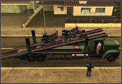 Metoda działania jest prosta: podjeżdżaj do maszyny, porwij ją (niekiedy musisz zrzucić siedzącego na niej policjanta), a następnie odszukaj na autostradzie Packera (niebieska kropka na radarze) - GTA San Andreas: Skok (Robbery), przygotowania - solucja, opis przejścia - GTA San Andreas - poradnik do gry