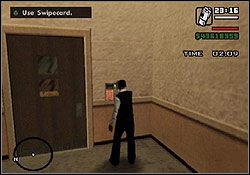 Wewnątrz budynku musisz działać szybko (prowadzą cię żółte kropki na radarze, wskazujące cel), bo na wpuszczenie chłopaków masz tylko 4 minuty (wskaźnik time na ekranie) - GTA San Andreas: Skok (Robbery), napad na kasyno - solucja, opis przejścia - GTA San Andreas - poradnik do gry