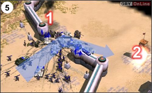 W tym samym czasie resztą wojska jedź do Tunisu i zniszcz dwie wieżyczki, pokazane na obrazku (5), w [1] i [2] - [Ameryka] Misja 3 cz.2 w Empire Earth II - Empire Earth II - poradnik do gry