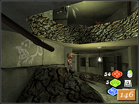 Wejdź po kolejnych schodach na górę, a następnie przejdź przez jedyne otwarte drzwi - Thorney Towers (1) | Solucja | Psychonauts - Psychonauts - poradnik do gry