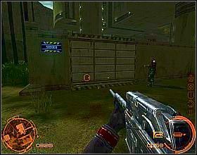 Dojedź do bramy, wyjdź z pojazdu i podnieś ze skrzyni z prawej kartę, dzięki której otworzysz duże, stalowe wrota - Epizod I | Chrome SpecForce - Chrome: SpecForce - poradnik do gry