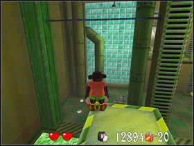 Wysoko na ścianie jest wlot korytarza, do którego można doskoczyć z windy - Etap 5. Fabryka | Solucja | Tytus, Romek i ATomek - Tytus, Romek i ATomek - poradnik do gry