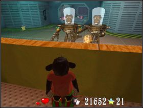 Dalej trafiasz na kolejną żarówkę i znów musisz walczyć z robotami - Etap 7. Stacja kosmiczna | Solucja | Tytus, Romek i ATomek - Tytus, Romek i ATomek - poradnik do gry