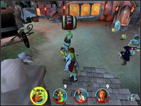 Biegniemy w stronę rycerza, czekamy, aż przestanie wywijać mieczem, i atakujemy go wszystkimi siłami - [Solucja] Etap 2 - Straszny Las cz.3 | Shrek 2 Team Action - Shrek 2: Team Action - poradnik do gry