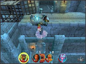 Przepychamy kulę przez utworzony z klatki mostek i załatwiamy pobliskiego strażnika - [Solucja] Etap 8 - Ucieczka z więzienia cz.2 | Shrek 2 Team Action - Shrek 2: Team Action - poradnik do gry