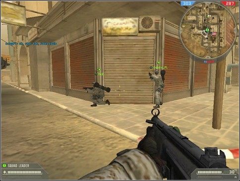 Sprawdzajcie, czy obok nie ma wrogów. Niech jeden z graczy sprawdza ulicę, a drugi dachy budynków. - Teamplay | ABC Żołnierza | Battlefield 2 - Battlefield 2 - poradnik do gry