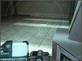 Włączy się kolejny, kilkusekundowy filmik, po którym zostaniesz zaatakowany przez tajemniczych żołnierzy - Etap 7 | Solucja | Area 51 - Area 51 - poradnik do gry