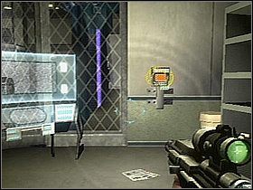 Skorzystaj z małej windy, którą przed chwilą przywołałeś wciskając panel LS - Etap 8 | Solucja | Area 51 - Area 51 - poradnik do gry