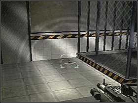 Drzwi na dole zostały otwarte LS , znajdują się centralnie pod balkonem, na którym je otworzyłeś - Etap 8 | Solucja | Area 51 - Area 51 - poradnik do gry