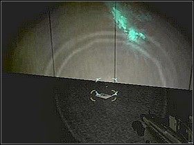 Tu, na balkonie, koło mrugającego światła jest podniesiona kratka do szybu (w podłodze) LS - Etap 11 | Solucja | Area 51 - Area 51 - poradnik do gry