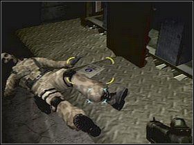 Wyjdź z windy i odwróć się w jej kierunku, powinieneś widzieć coś takiego LS , przeskocz betonowy blok i odszukaj w ciemności martwe ciało, obok którego leżeć będzie dokument PS - Etap 14 | Solucja | Area 51 - Area 51 - poradnik do gry