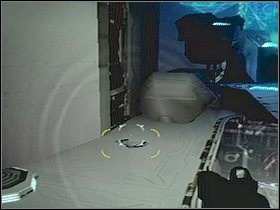 Kontynuując drogę przejdziesz koło sali operacyjnej (gdzie kosmici przeprowadzają badania na człowieku) i dostaniesz się do większego pokoju LS , gdzie zniszcz cztery działa (widać je na załączonym obrazku) - Etap 16 | Solucja | Area 51 - Area 51 - poradnik do gry