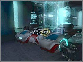 Gdy tylko wejdziesz na górę (uważaj na jeżdżące zbiorniki, kontakt z nimi grozi utratą zdrowia) skręć w lewo, leży tam przedmiot LS , potraktuj go skanerem - Etap 18 | Solucja | Area 51 - Area 51 - poradnik do gry