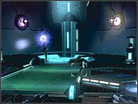 Przechodząc przez obrotowe drzwi zobaczysz, jak w Twoim kierunku biegnie zwarta grupa wrogów - Etap 19 | Solucja | Area 51 - Area 51 - poradnik do gry