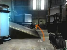 Zgon zasygnalizuje przerywnik, po jego ukończeniu rozejrzyj się, a dostrzeżesz duży, niebieski przedmiot LS - Etap 1 | Solucja | Area 51 - Area 51 - poradnik do gry