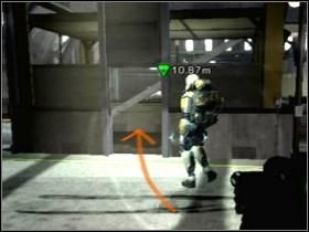 Teraz, udaj się do hali, w której rozmawiałeś (w przerywniku) z żołnierzem wyższej rangi (drzwi tam prowadzące, to te, które położone są obok ciała nakrytego płótnem, skanowałeś go wcześniej) - Etap 1 | Solucja | Area 51 - Area 51 - poradnik do gry