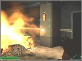 Wyjdź na zewnątrz do holu [02] i razem z odziałem zejdź po schodach, pomóż innej drużynie odeprzeć atak (możesz też schować się za innymi i poczekać, aż odwalą brudną robotę) - Etap 4 (Parter) | Solucja | Area 51 - Area 51 - poradnik do gry