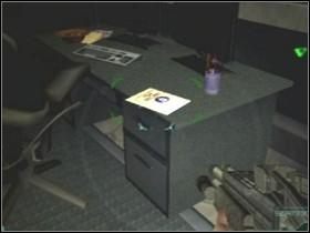 Zanim jednak wykonasz rozkaz, zagłęb się w pomieszczenie [11] i zeskanuj miejsce z dziwnym, niebieskim płynem LS - Etap 4 (Piętro) #2| Solucja | Area 51 - Area 51 - poradnik do gry