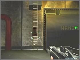 Zejdź rampą, po której przed chwila wchodziłeś i udaj się w prawo pod samą ścianę LS , dostrzeżesz tam kolejną teczkę - Etap 5 | Solucja | Area 51 - Area 51 - poradnik do gry