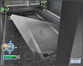 Idąc przez kilka kolejnych pomieszczeń czeka Cię po prostu to samo: kilka robotów do rozwalenia, czujnik ruchu/niewidzialność, itd - Misja 4 | Intro | Solucja Fantastic 4 - Fantastic 4 - poradnik do gry