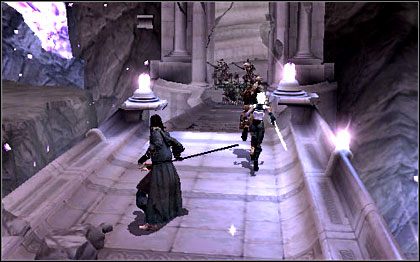 Gdy dotrzesz do końca mostu, wybierz Illnusa i przygotuj naładowany czar (Ranged Attack + przytrzymany LMB) - za jego pomocą zniszczysz łańcuchy podtrzymujące zablokowaną część mostu - 2. Descent into Gemspark Mine | Poziomy | Forgotten Realms Demon Stone - Forgotten Realms: Demon Stone - poradnik do gry