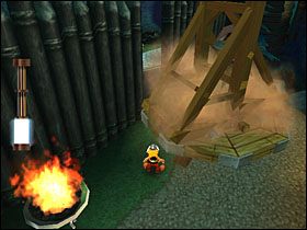 W kolejnej lokacji spotykamy kohorty żołnierzy - omijamy je dzięki zawieszonej nieopodal gumie (uważamy, by nie trafić w przeciwników) - Etap 1 | Helwetia | Asterix & Obelix XXL - Asterix & Obelix XXL - poradnik do gry